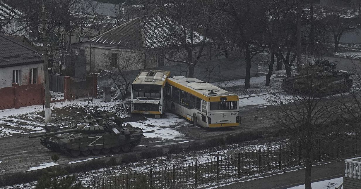 Πόλεμος στην Ουκρανία: Ρωσικά τανκ μπήκαν στην Μαριούπολη –  Ανυποχώρητος ο Πούτιν για κατάπαυση του πυρός