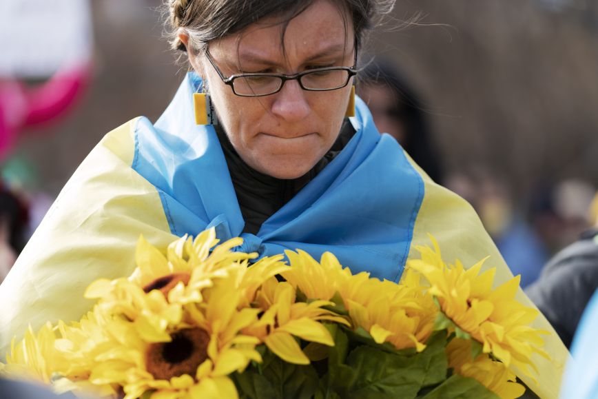 Διαδηλώτρια με την ουκρανική σημαία Διαδηλώτρια με την ουκρανική σημαία