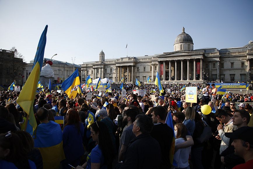 Βρετανία: Χιλιάδες διαδηλωτές με ουκρανικές σημαίες στους δρόμους του Λονδίνου &#8211; Δείτε φωτογραφίες