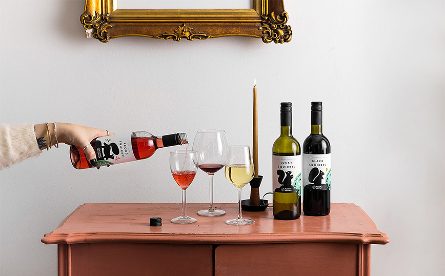 H ΑΒ συνδυάζει την αγάπη για το ελληνικό κρασί με την αγάπη για τα αδέσποτα