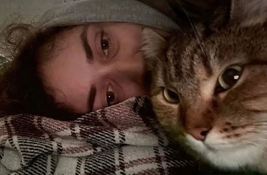 Ουκρανή με τη γάτα της Ουκρανή με τη γάτα της