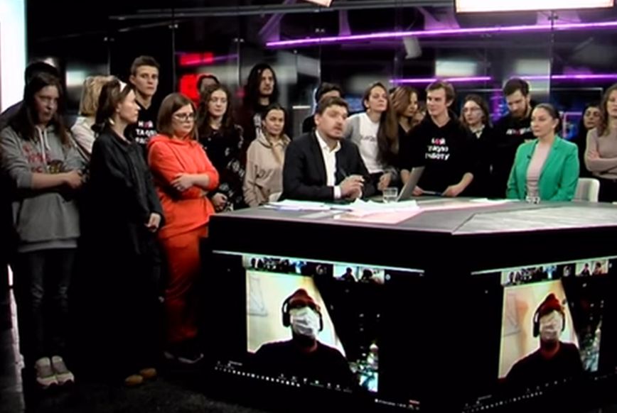Η συγκινητική στιγμή που δημοσιογράφοι καναλιού στη Ρωσία αποχαιρετούν πριν τους ρίξει «μαύρο» ο Πούτιν