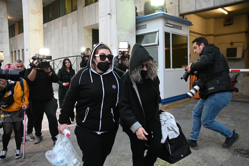 Έφυγαν από τη ΓΑΔΑ η μάνα και η αδερφή της Ρούλας Πισπιρίγκου: Κουβαλούσαν μπουκάλια με νερό – «Κάντε μας τη χάρη»