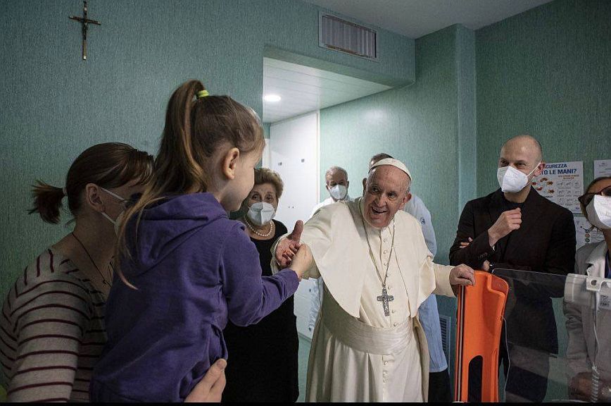 Πάπας Φραγκίσκος: Επισκέφτηκε μικρούς Ουκρανούς που νοσηλεύονται σε παιδιατρικό νοσοκομείο στη Ρώμη