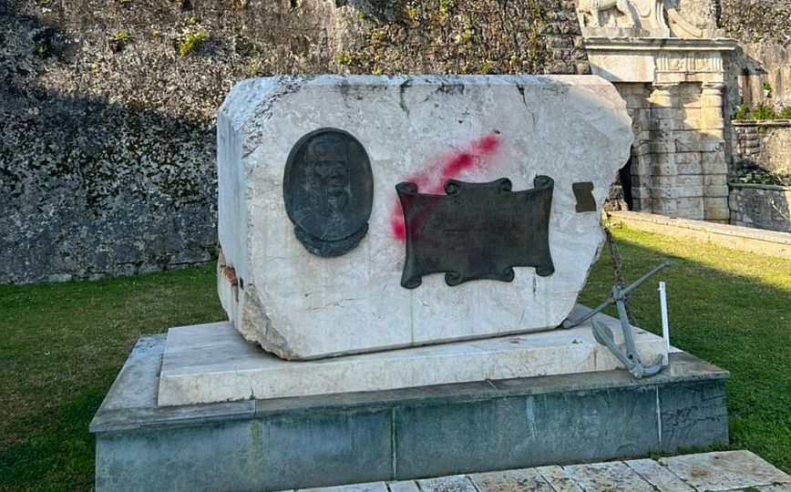 Κέρκυρα: Άγωστοι βεβήλωσαν ρωσικό μνημείο – Άλλη μια πράξη κατά της κοινής ιστορικής κληρονομιάς λέει η Ρωσική πρεσβεία