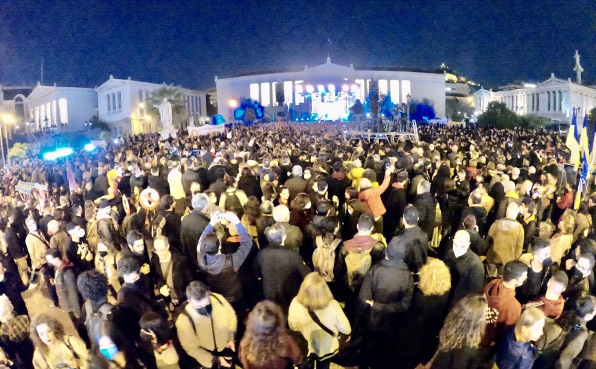 Συναυλία Ειρήνης: Χωρίς σημαίες της Ουκρανίας οι Αθηναίοι &#8211; Επέλεξαν τις πολύχρωμες με το μήνυμα «ειρήνη» στα λατινικά
