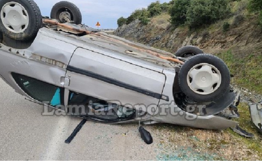 Εικόνες από αναποδογυρισμένο αυτοκίνητο στον περιφερειακό της Λαμίας – Πώς έγινε το τροχαίο