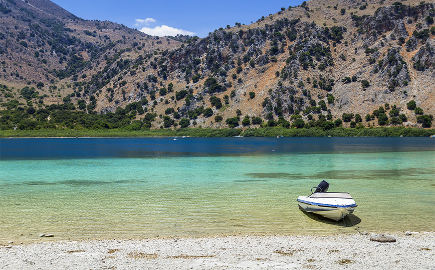 Γαλήνιο το σκηνικό στη λίμνη Κουρνά Γαλήνιο το σκηνικό στη λίμνη Κουρνά