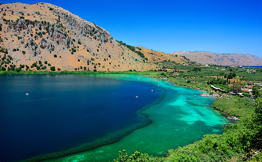 Ονειρικό το σκηνικό στη λίμνη Κουρνά Ονειρικό το σκηνικό στη λίμνη Κουρνά