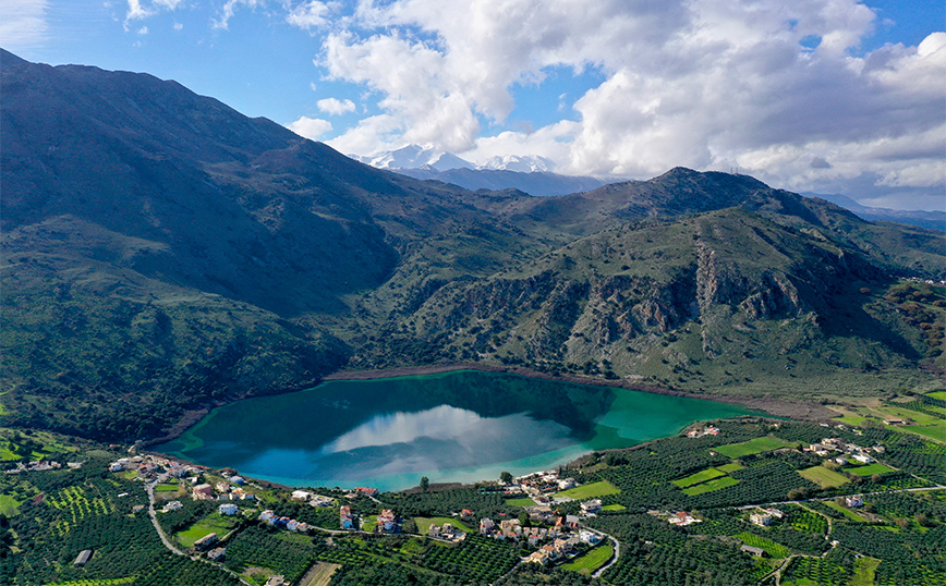 Η λίμνη Κουρνά από ψηλά Η λίμνη Κουρνά από ψηλά