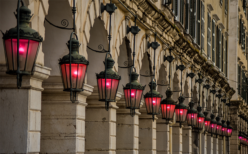 Αναμμένα τα φανάρια στο Λιστόν