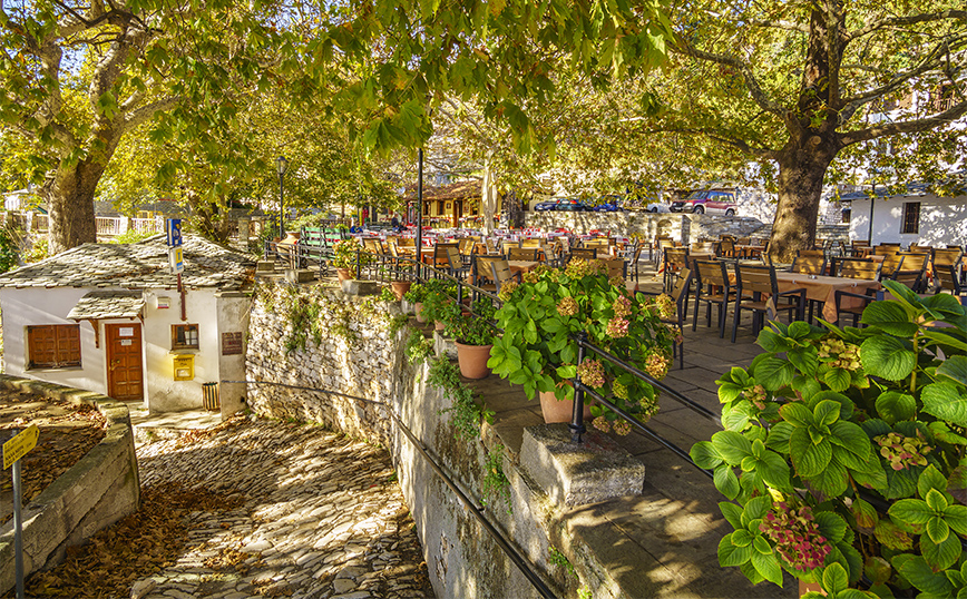 Η κεντρική πλατεία στις Μηλιές Η κεντρική πλατεία στις Μηλιές