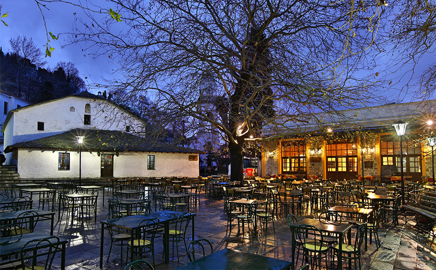 Η πλατεία και ο ναός Παμεγγίστων Ταξιαρχών στις Μηλιές Η πλατεία και ο ναός Παμεγγίστων Ταξιαρχών στις Μηλιές