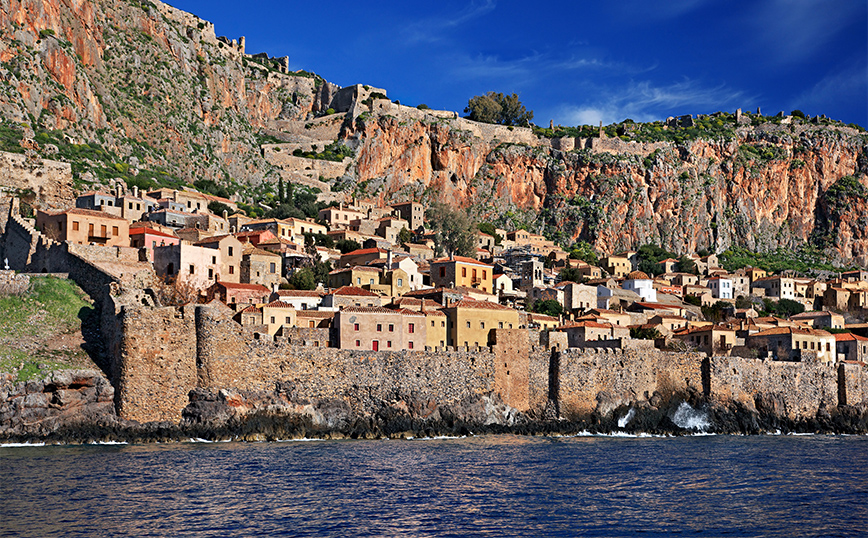 Ο βράχος και η καστροπολιτεία της Μονεμβασιάς Ο βράχος και η καστροπολιτεία της Μονεμβασιάς