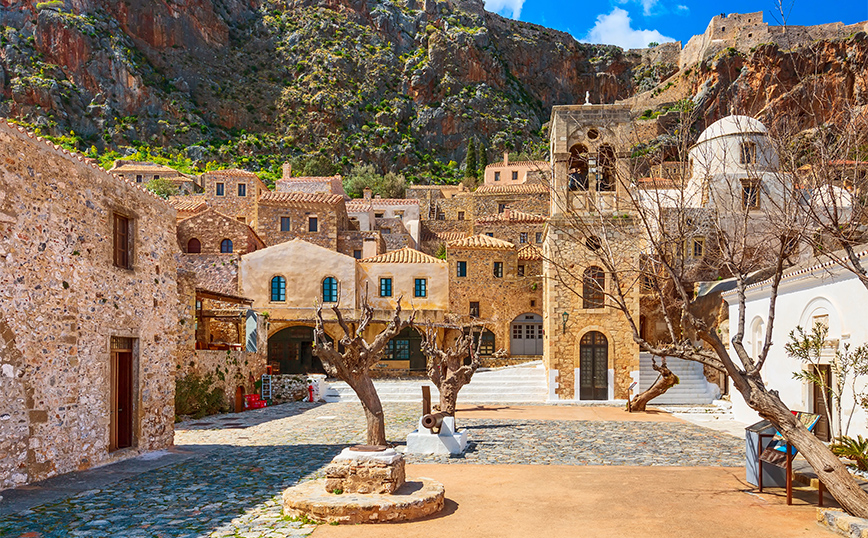 Η πλατεία στη Μονεμβασιά Η πλατεία στη Μονεμβασιά