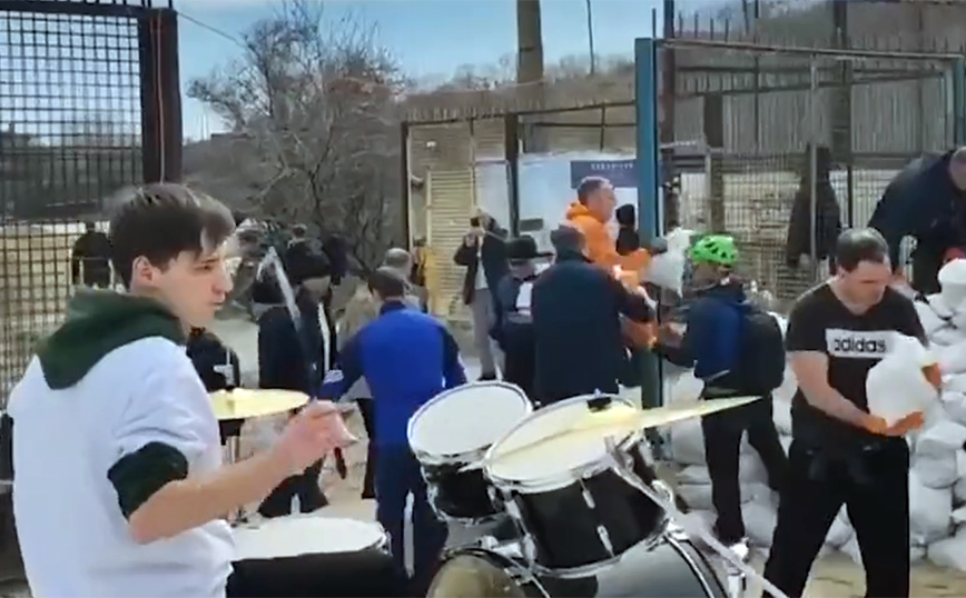 Πόλεμος στην Ουκρανία: Οι πολίτες στην Οδησσό οχυρώνονται υπό τους ήχους των Bon Jovi – Δείτε το βίντεο