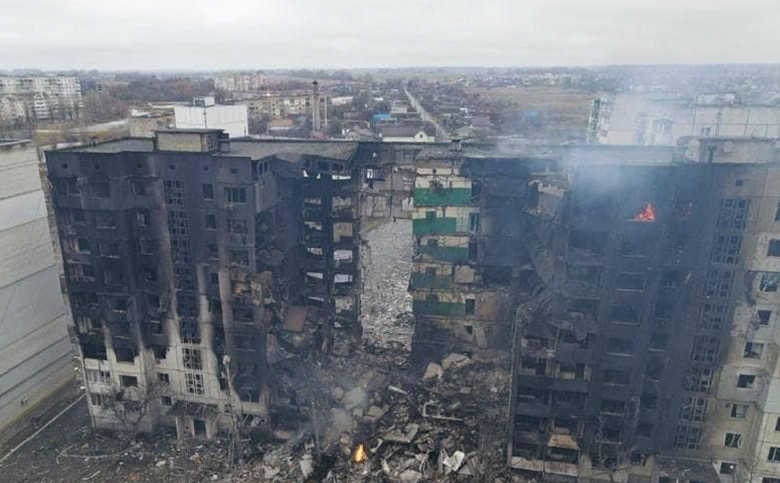 Πόλεμος στην Ουκρανία: Φωτογραφία που συγκλονίζει από κτίριο που βομβαρδίστηκε στο Κίεβο
