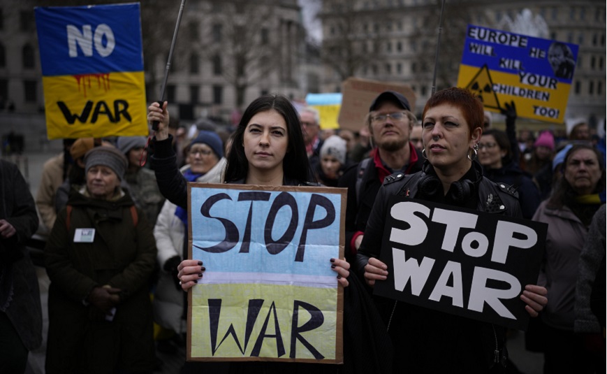 Πόλεμος στην Ουκρανία: «Ο Πούτιν σκοτώνει» &#8211; Διαδηλώσεις κατά της εισβολής σε όλη την Ευρώπη