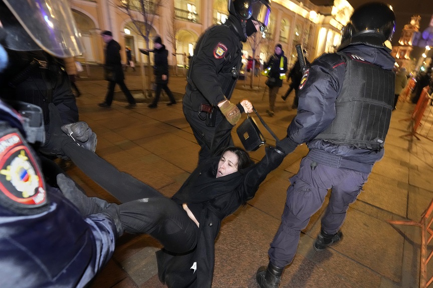 Ρωσία: Ακόμη 100 συλλήψεις διαδηλωτών κατά του πολέμου στην Ουκρανία
