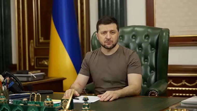 Πόλεμος στην Ουκρανία: Ξεπουλάει το μπλουζάκι που φοράει ο Βολοντίμιρ Ζελένσκι