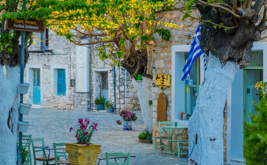 Πέτρινα σπίτια στην Αερόπολη Πέτρινα σπίτια στην Αερόπολη