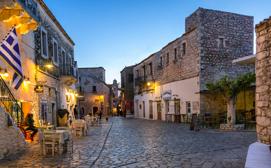 Η πλατεία στην Αρεόπολη Η πλατεία στην Αρεόπολη