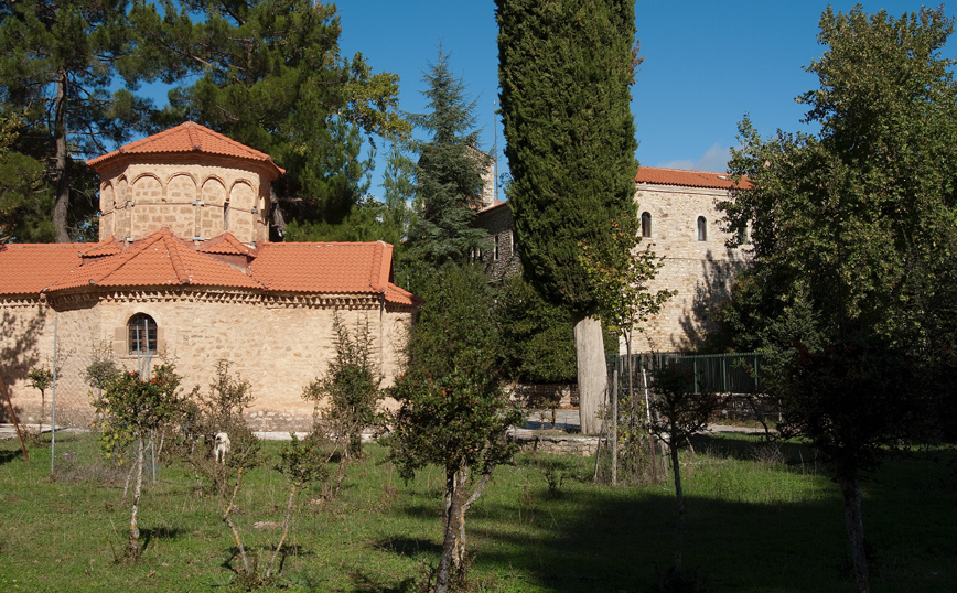 Η Μονή της Αγίας Λαύρας σε ένα καταπράσινο περιβάλλον Η Μονή της Αγίας Λαύρας σε ένα καταπράσινο περιβάλλον