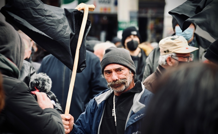 Εικόνες από τη συγκέντρωση αγροτών με πανό και τρακτέρ στην πλατεία Βάθη – Παρών και ο Βαρουφάκης