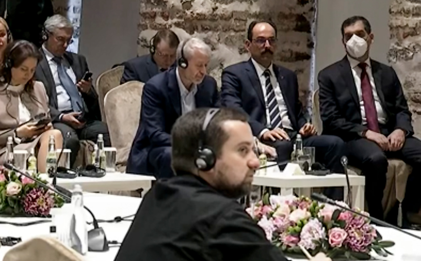 Ερντογάν – Αμπράμοβιτς: Το σύντομα τετ α τετ, το φιλικό χτύπημα στο μπράτσο και η αμήχανη αντίδραση του Ρώσου