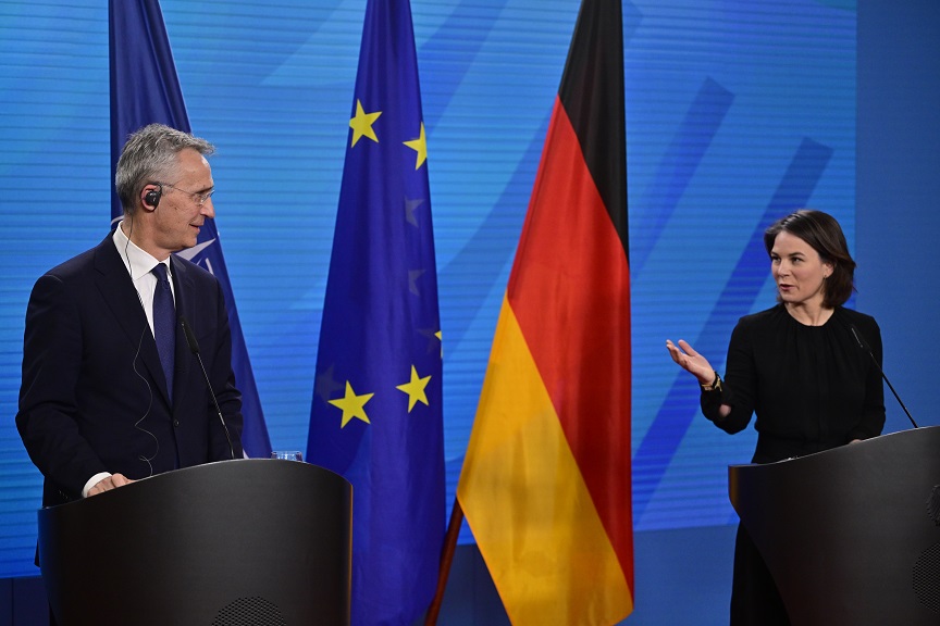 Αναλένα Μπέρμποκ: Η Γερμανία εξετάζει το ενδεχόμενο αποστολής επιπλέον δυνάμεων στην ανατολική πτέρυγα του ΝΑΤΟ