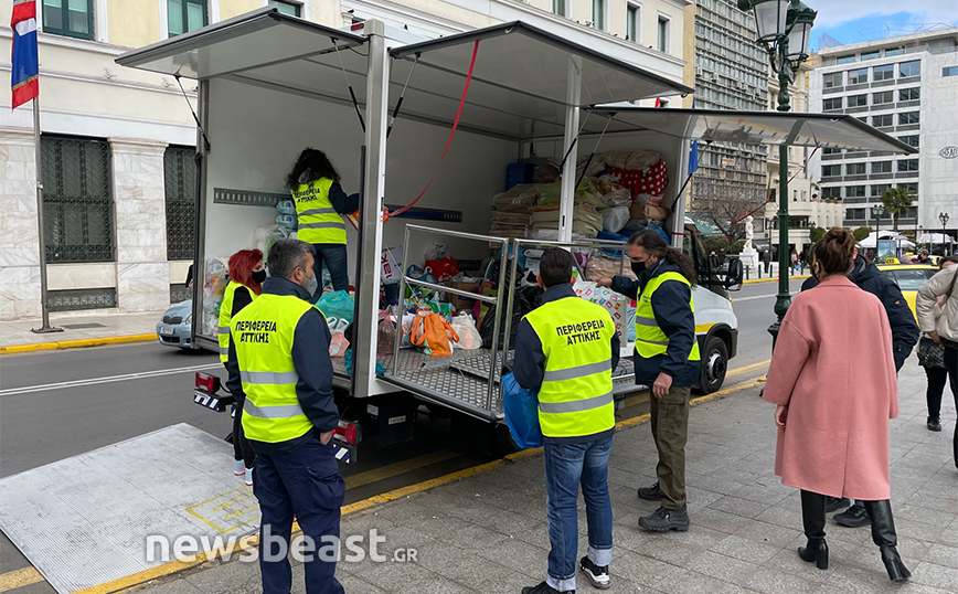 Εικόνες από τη συγκέντρωση ανθρωπιστικής βοήθειας για την Ουκρανία στην πλατεία Κοτζιά