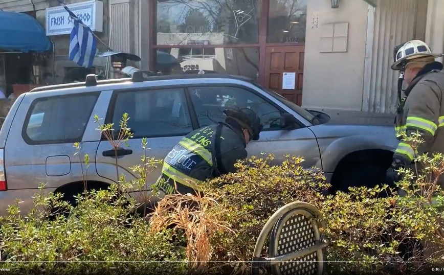 Αυτοκίνητο έπεσε σε αυλή ελληνικού εστιατορίου στην Ουάσιγκτον – Τουλάχιστον ένας νεκρός, 10 τραυματίες