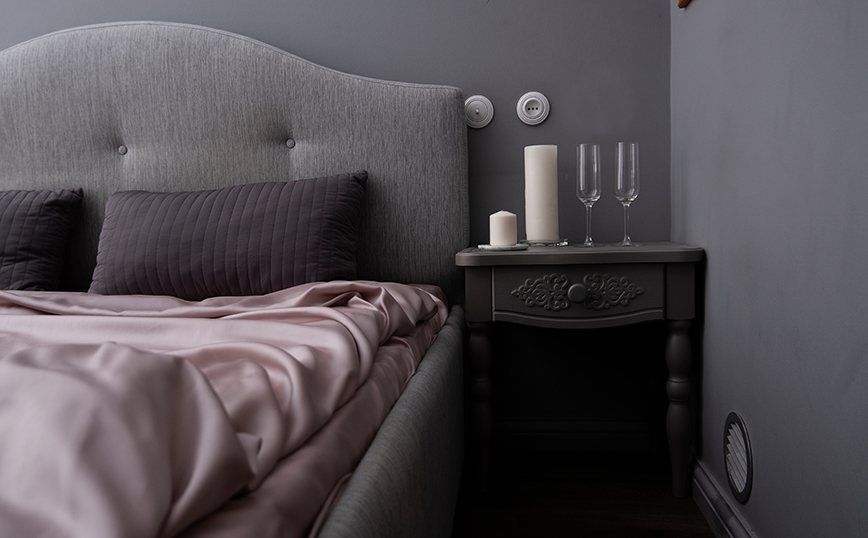 Κρεβάτι με μεταξωτά σεντόνια Κρεβάτι με μεταξωτά σεντόνια