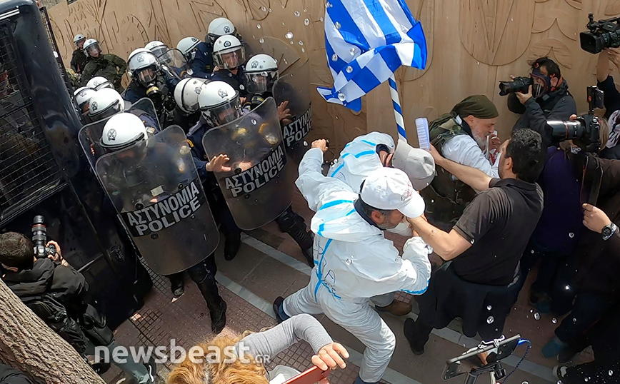 Ένταση έξω από τη Βουλή: Χημικά και λιποθυμίες στη συγκέντρωση των υγειονομικών