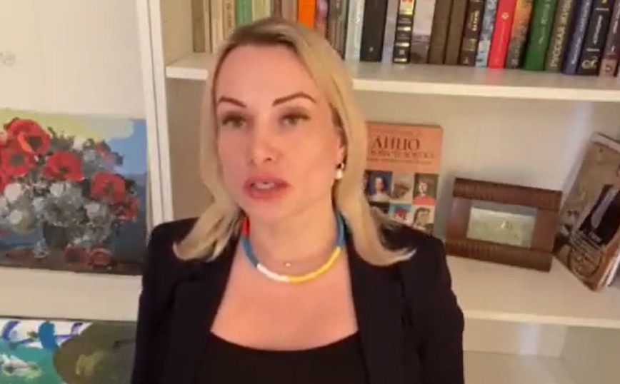 «Aνησυχώ για την ασφάλειά μου» λέει δημοσιογράφος που εισέβαλε με το αντιπολεμικό πανό σε ρωσικό κανάλι