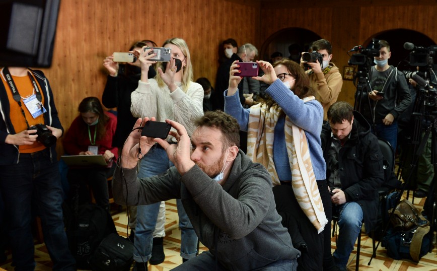 Ρώσοι δημοσιογράφοι εξαναγκάζονται σε σιωπή ή εξορία εν μέσω πολέμου στην Ουκρανία