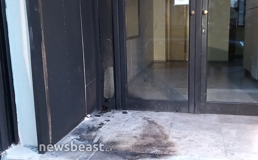 Έκρηξη τα ξημερώματα στην είσοδο κτιρίου στο Παγκράτι &#8211; Άγνωστοι τοποθέτησαν γκαζάκια 