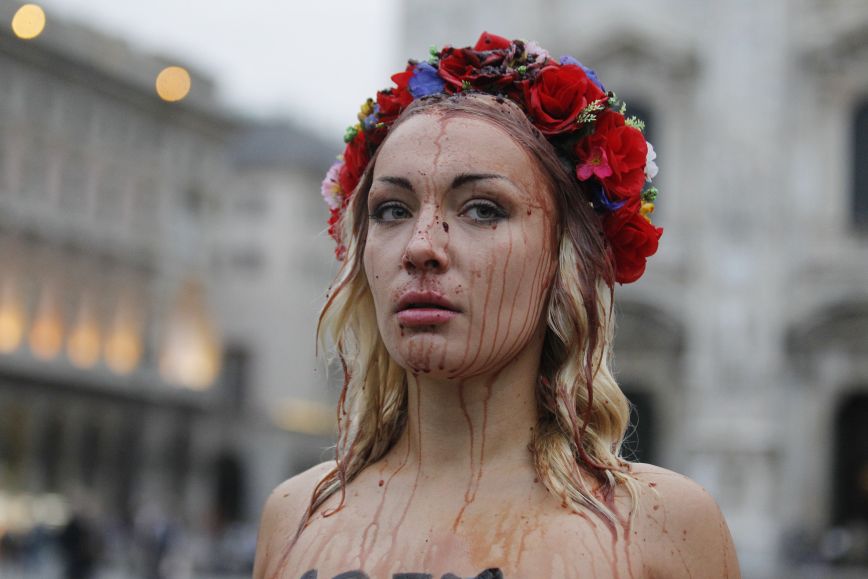 Η «γυμνόστηθη» ακτιβίστρια των Femen προειδοποιεί για τις γυναίκες στην Ουκρανία – «Μαστροποί φθάνουν από τη Γερμανία»