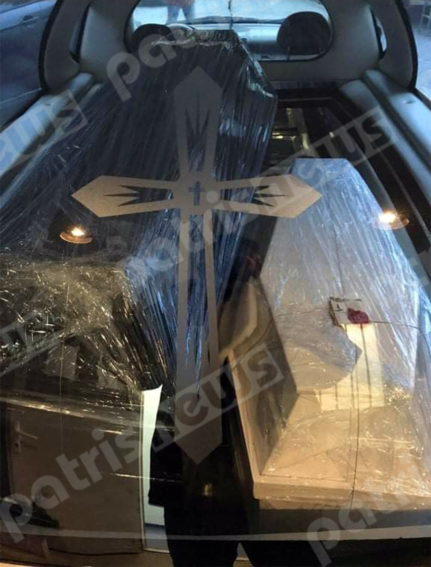 Τα φέρετρα με τις σορούς των θυμάτνω του μακελειού στην Ανδραβίδα Τα φέρετρα με τις σορούς των θυμάτνω του μακελειού στην Ανδραβίδα