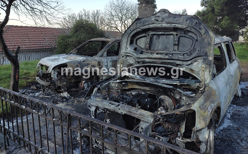 Βόλος: Φωτιά σε πέντε αυτοκίνητα της αστυνομίας &#8211; Εικόνες από τα κατεστραμμένα οχήματα