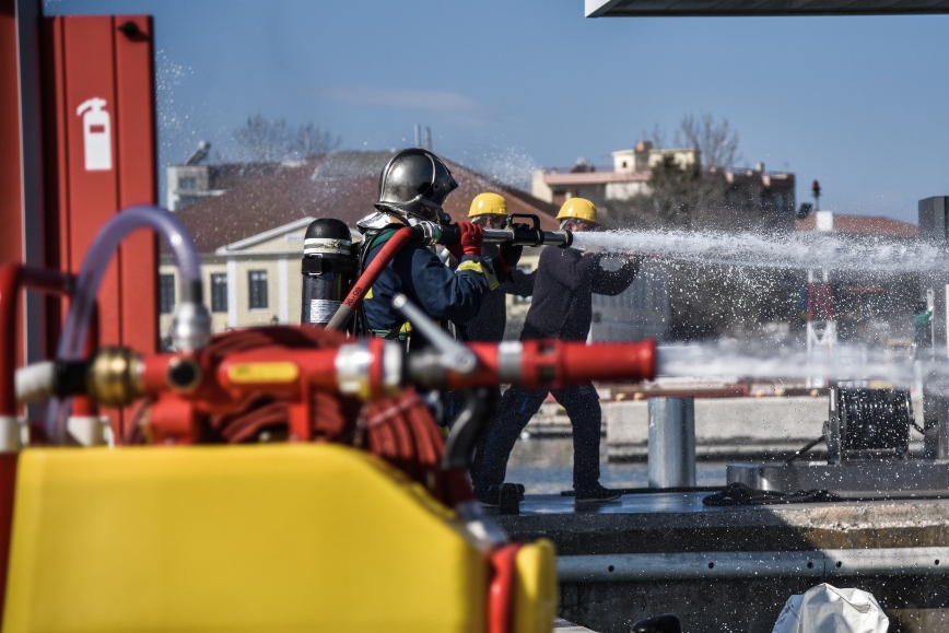 Μεγάλη φωτιά τώρα σε μάντρα αυτοκινήτων στα Άνω Λιόσια &#8211; Κλειστή η έξοδος της Αττικής Οδού