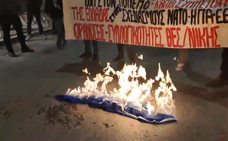 Πόλεμος στην Ουκρανία: Διαδηλωτές έκαψαν σημαία του ΝΑΤΟ στη Θεσσαλονίκη