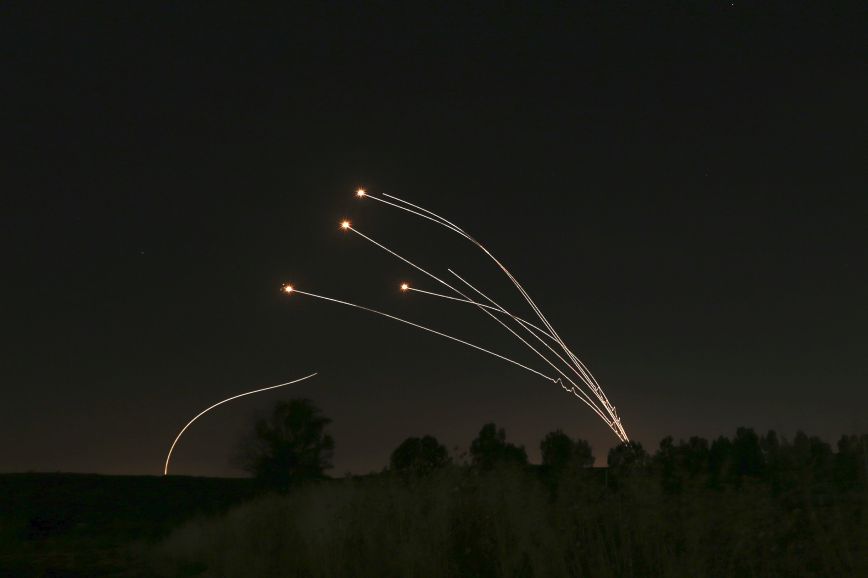 Πόλεμος στην Ουκρανία: Πώς λειτουργεί το Iron Dome, το υπερόπλο του Ισραήλ που θέλει ο Ζελένσκι