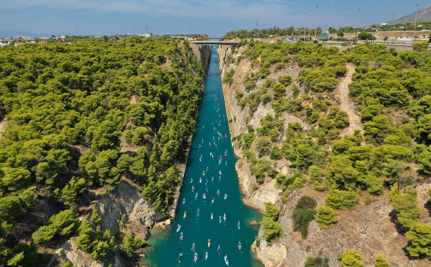 Αμέτρητα κανό στον Ισθμό της Κορίνθου Αμέτρητα κανό στον Ισθμό της Κορίνθου