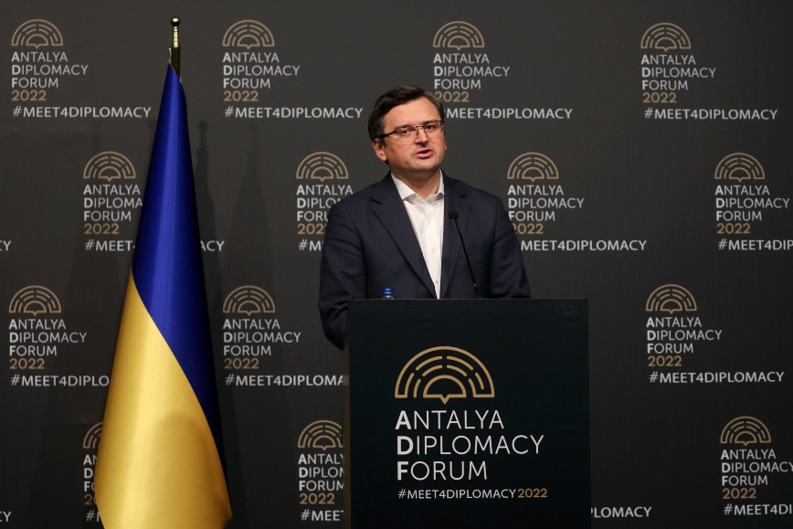 Πόλεμος στην Ουκρανία: Nα παίξει ρόλο στην εξεύρεση λύσης κάλεσε την Κίνα ο Κουλέμπα