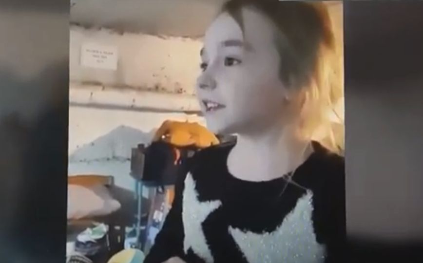 Πόλεμος στην Ουκρανία: Κοριτσάκι τραγουδάει το «Let it go» για να διασκεδάσει κόσμο μέσα σε καταφύγιο