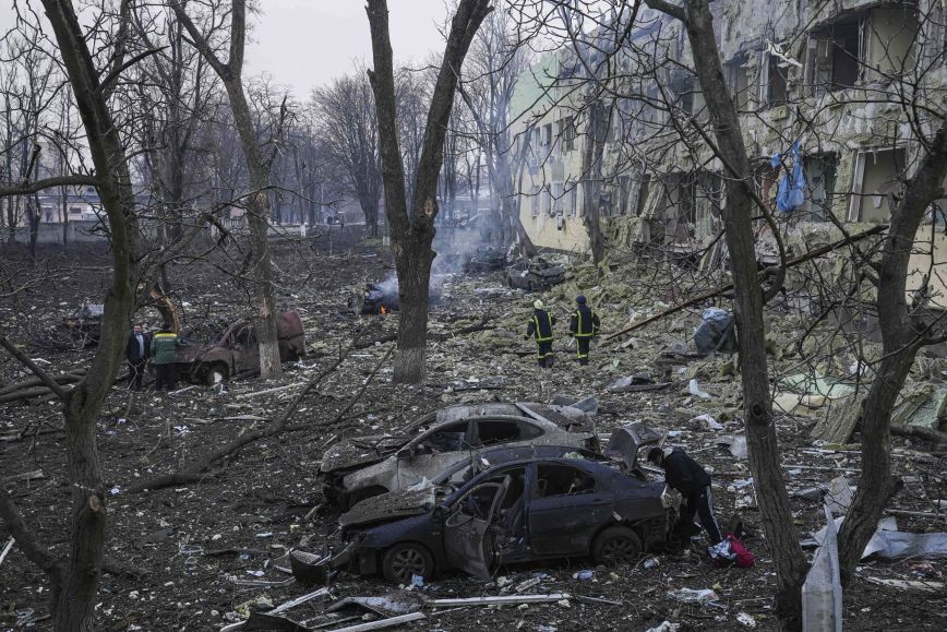 Πόλεμος στην Ουκρανία: Στενεύει ο κλοιός γύρω από τη Μαριούπολη &#8211; Ανοίγει ανθρωπιστικός διάδρομος στο Λουχάνσκ
