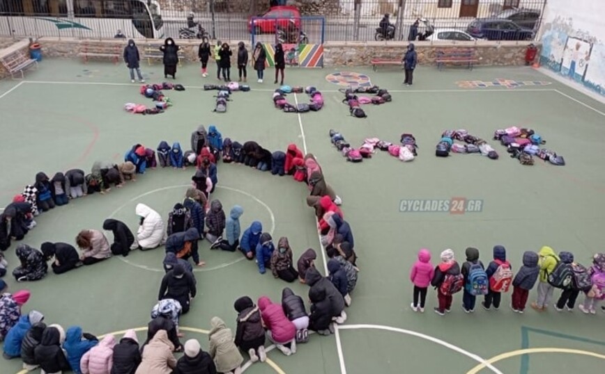 Πόλεμος στην Ουκρανία: Το συγκινητικό μήνυμα μαθητών από τη Σύρο &#8211; Σχημάτισαν το σήμα της Ειρήνης