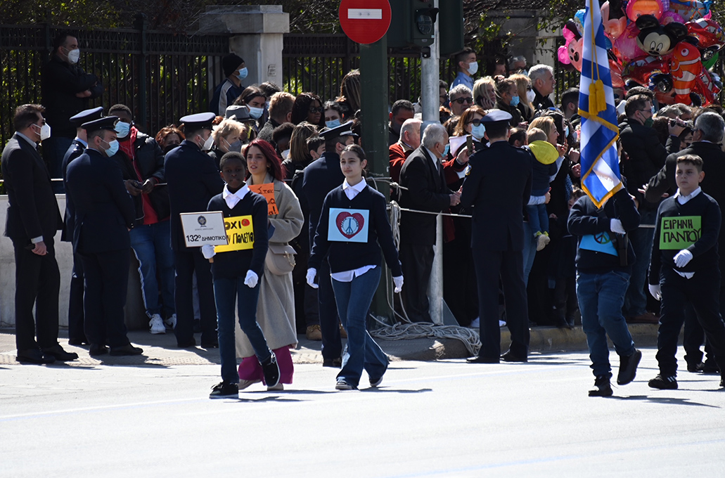 25η Μαρτίου: Με αντιπολεμικά μηνύματα η μαθητική παρέλαση στο κέντρο της Αθήνας