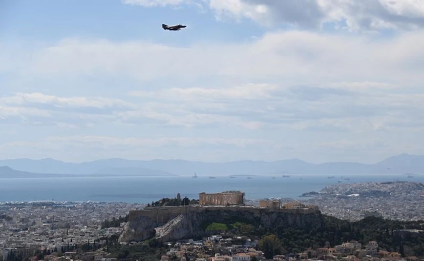 Αεροσκάφη και ελικόπτερα πετούν σήμερα πάνω από την Αττική ενόψει 25ης Μαρτίου